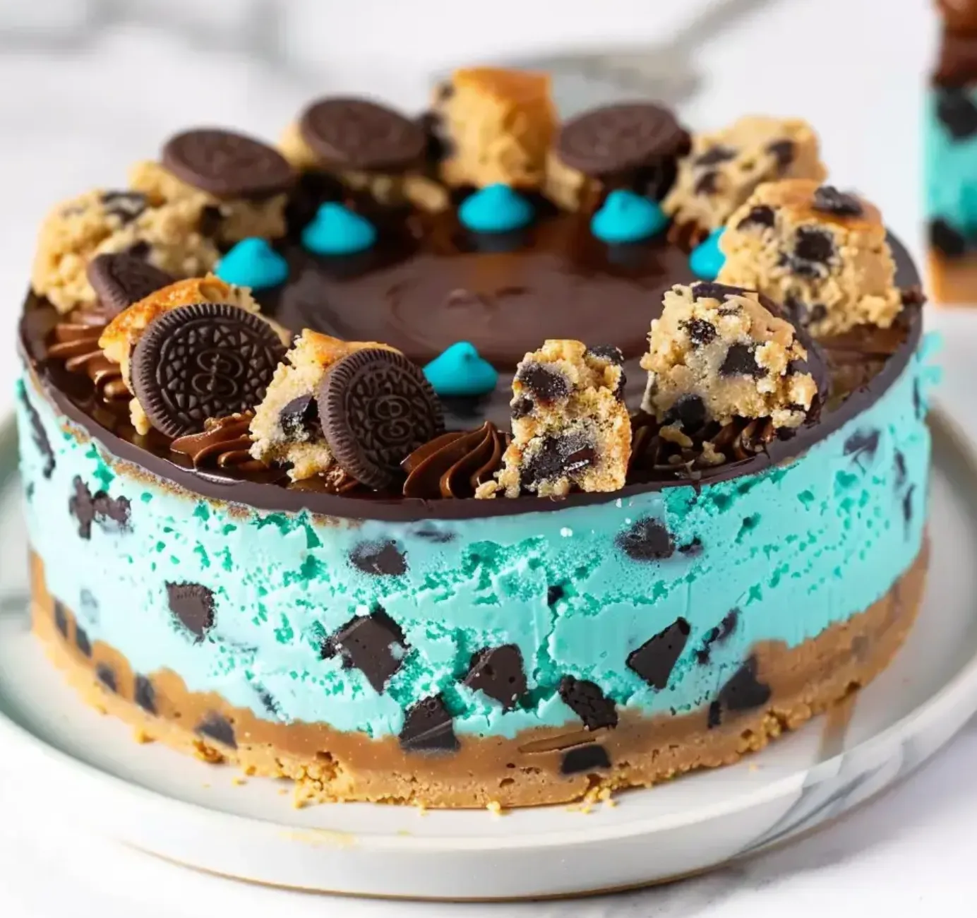 Eine Schokoladenkuche mit Schokoladenstücken und Oreo-Kreuzchen.