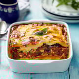 Un plato de pasta con verduras y queso.