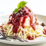 Ein Plate mit Spaghetti und Vanilla Eiscreme.